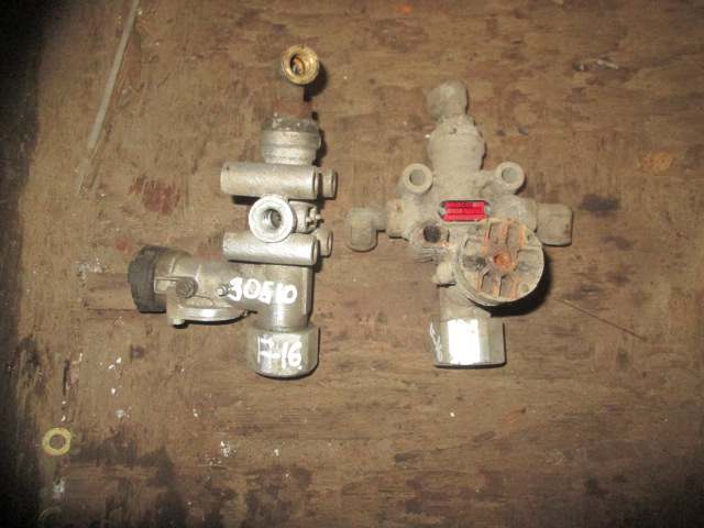 Кран уровня пола Volvo F16 TD163 4640060007